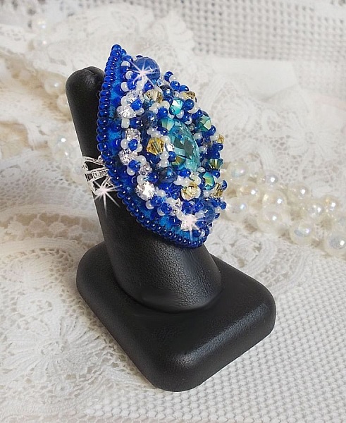 Bague Blue Palace brod&eacute;e avec un cabochon rond facett&eacute; Turquoise, des perles rondes nacr&eacute;es, estampe filigran&eacute;e, chatons, toupies en Cristal, rocailles et perles sur une bague filigran&eacute;e Argent&eacute;e