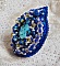 Bague Blue Palace brod&eacute;e avec un cabochon rond facett&eacute; Turquoise, des perles rondes nacr&eacute;es, estampe filigran&eacute;e, chatons, toupies en Cristal, rocailles et perles sur une bague filigran&eacute;e Argent&eacute;e