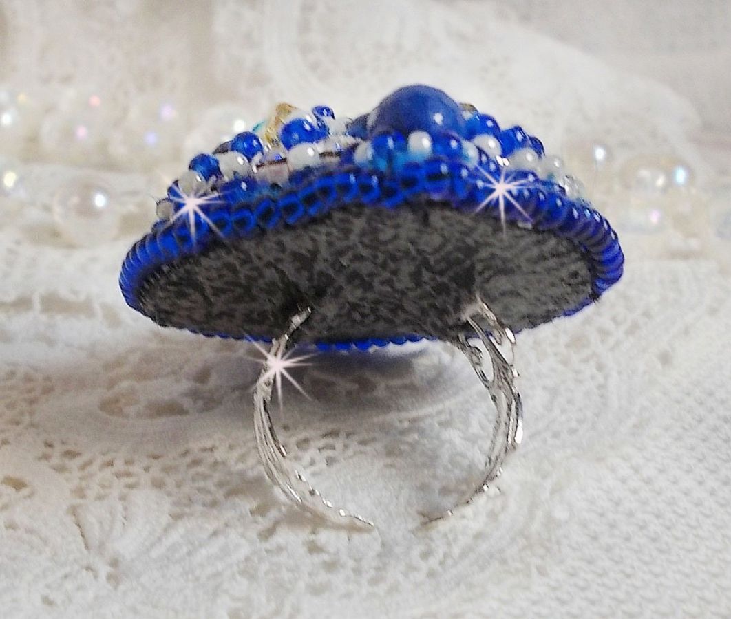 Bague Blue Palace brod&eacute;e avec un cabochon rond facett&eacute; Turquoise, des perles rondes nacr&eacute;es, estampe filigran&eacute;e, chatons, toupies en Cristal, rocailles et perles sur une bague filigran&eacute;e Argent&eacute;e