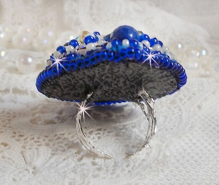 Bague Blue Palace brod&eacute;e avec un cabochon rond facett&eacute; Turquoise, des perles rondes nacr&eacute;es, estampe filigran&eacute;e, chatons, toupies en Cristal, rocailles et perles sur une bague filigran&eacute;e Argent&eacute;e