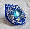 Bague Blue Palace brod&eacute;e avec un cabochon rond facett&eacute; Turquoise, des perles rondes nacr&eacute;es, estampe filigran&eacute;e, chatons, toupies en Cristal, rocailles et perles sur une bague filigran&eacute;e Argent&eacute;e
