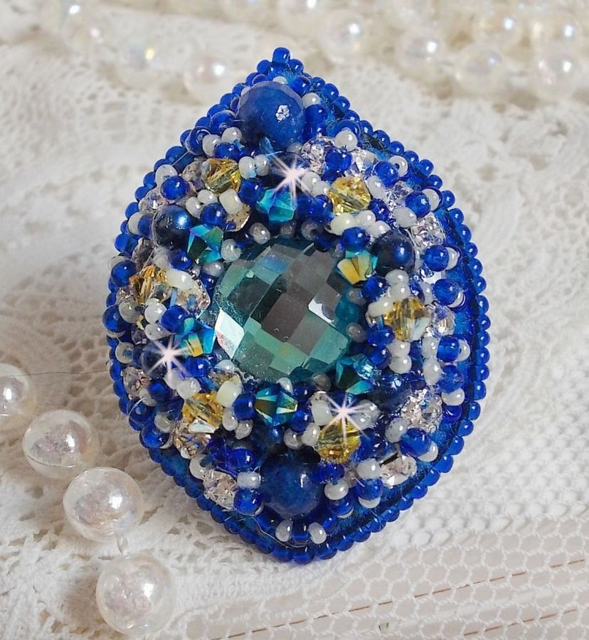 Bague Blue Palace brod&eacute;e avec un cabochon rond facett&eacute; Turquoise, des perles rondes nacr&eacute;es, estampe filigran&eacute;e, chatons, toupies en Cristal, rocailles et perles sur une bague filigran&eacute;e Argent&eacute;e