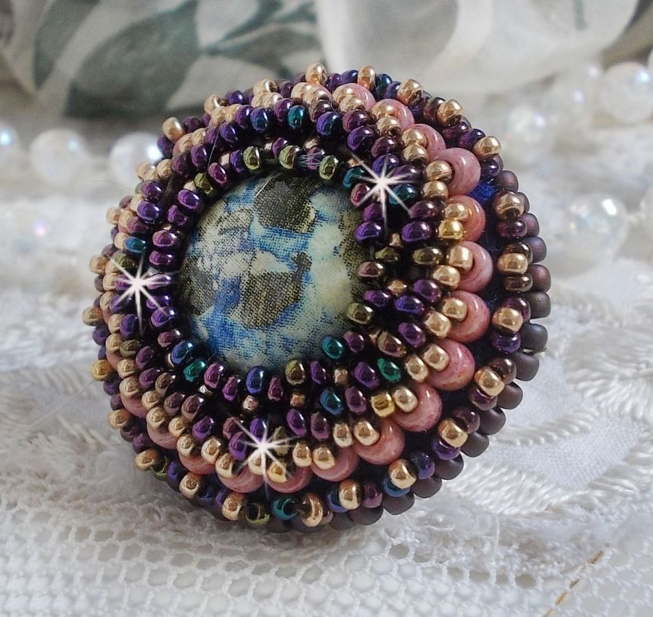 Bague artisanale ornée de perles Miyuki et cabochon marbré.