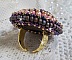 Bague artisanale en perles Miyuki violettes sur support doré.
