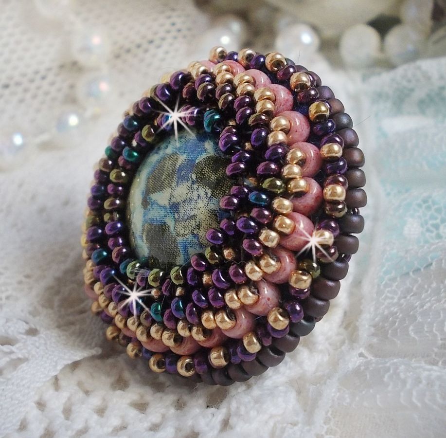 Bague artisanale ornée de perles Miyuki violettes et dorées.
