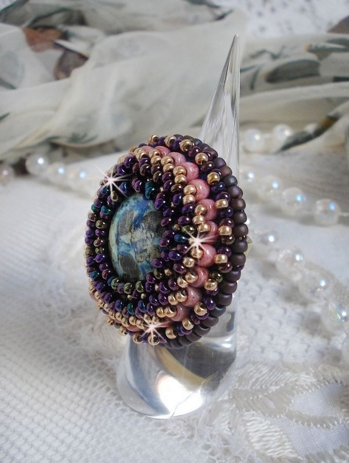 Bague artisanale cabochon marbré ornée de perles Miyuki violettes.