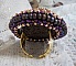Bague artisanale perlée Miyuki violette sur support doré.