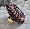Bague artisanale en perles Miyuki violettes et cabochon marbré.