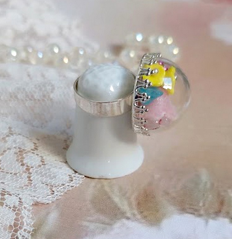 Bague Boule de Cristal mont&eacute;e avec fleurs en forme de cloche verre,  velours floqu&eacute; avec bague laiton et d&ocirc;me en verre
