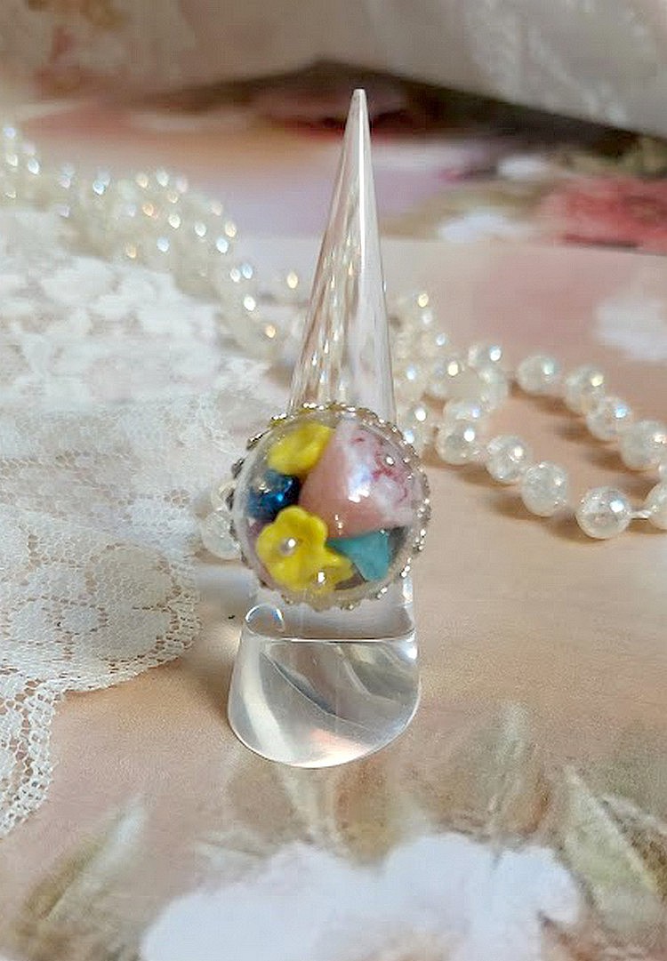 Bague Boule de Cristal mont&eacute;e avec fleurs en forme de cloche verre,  velours floqu&eacute; avec bague laiton et d&ocirc;me en verre