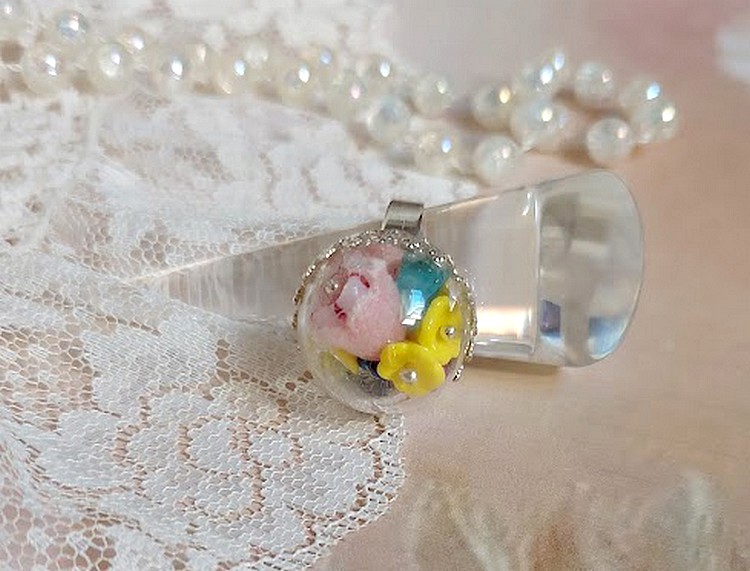 Bague Boule de Cristal mont&eacute;e avec fleurs en forme de cloche verre,  velours floqu&eacute; avec bague laiton et d&ocirc;me en verre