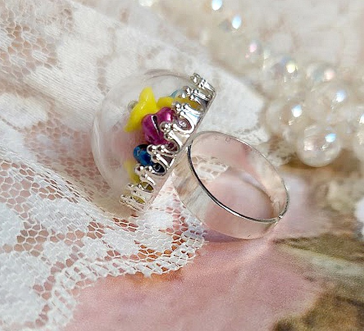 Bague Boule de Cristal mont&eacute;e avec fleurs en forme de cloche verre,  velours floqu&eacute; avec bague laiton et d&ocirc;me en verre