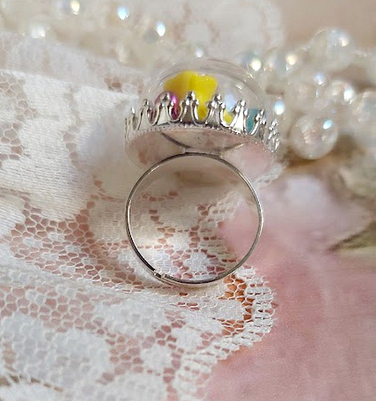 Bague Boule de Cristal mont&eacute;e avec fleurs en forme de cloche verre,  velours floqu&eacute; avec bague laiton et d&ocirc;me en verre