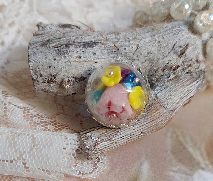 Bague Boule de Cristal mont&eacute;e avec fleurs en forme de cloche verre,  velours floqu&eacute; avec bague laiton et d&ocirc;me en verre