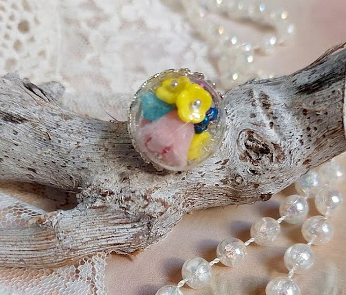 Bague Boule de Cristal mont&eacute;e avec fleurs en forme de cloche verre,  velours floqu&eacute; avec bague laiton et d&ocirc;me en verre