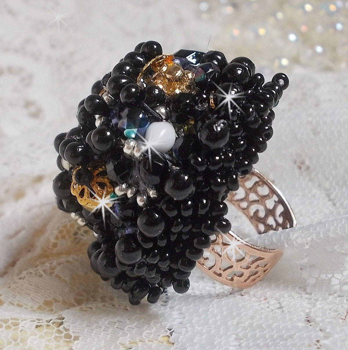 Bague Boule Frou-Frou avec des perles nacr&eacute;es, facettes et des cristaux de Swarovski 