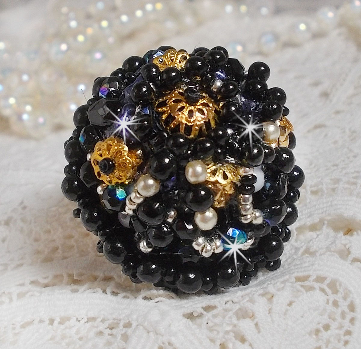 Bague Boule Frou-Frou avec des perles nacr&eacute;es, facettes et des cristaux de Swarovski 