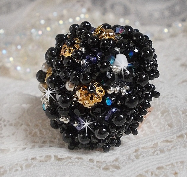 Bague Boule Frou-Frou avec des perles nacr&eacute;es, facettes et des cristaux de Swarovski 