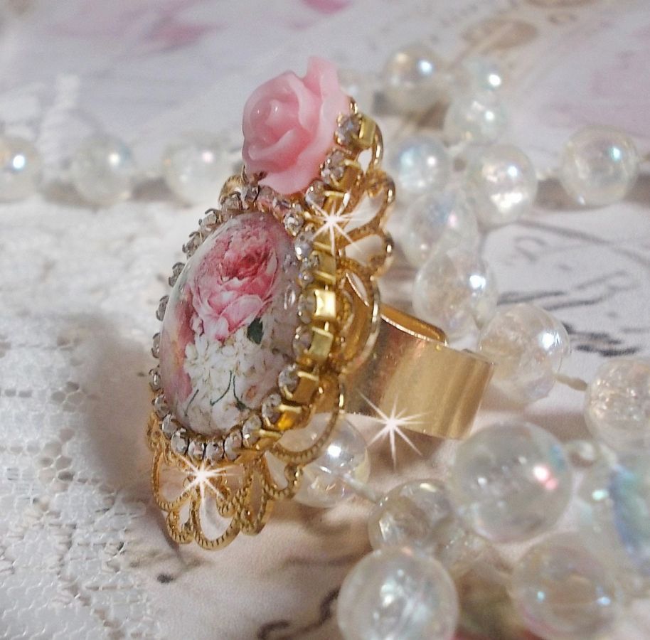 Bague Bouquet Valentine, cabochon avec des roses strass&eacute; de cristaux, rose r&eacute;sine sur bague laiton dor&eacute;, &eacute;l&eacute;gance pour un style vintage