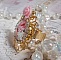 Bague Bouquet Valentine, cabochon avec des roses strass&eacute; de cristaux, rose r&eacute;sine sur bague laiton dor&eacute;, &eacute;l&eacute;gance pour un style vintage