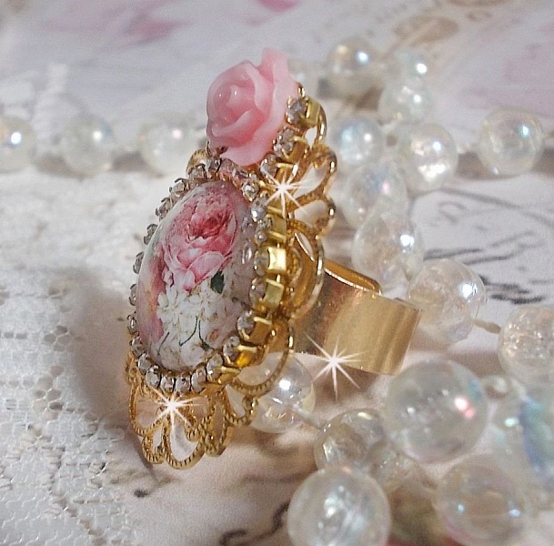 Bague Bouquet Valentine, cabochon avec des roses strass&eacute; de cristaux, rose r&eacute;sine sur bague laiton dor&eacute;, &eacute;l&eacute;gance pour un style vintage