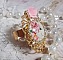 Bague Bouquet Valentine, cabochon avec des roses strass&eacute; de cristaux, rose r&eacute;sine sur bague laiton dor&eacute;, &eacute;l&eacute;gance pour un style vintage