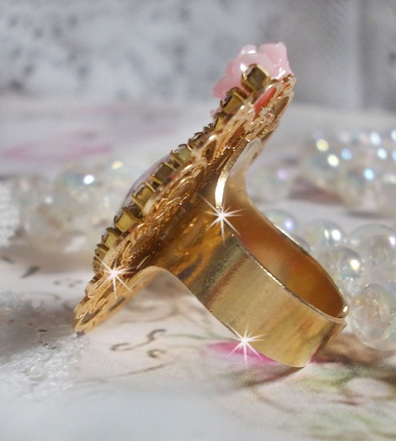 Bague Bouquet Valentine, cabochon avec des roses strass&eacute; de cristaux, rose r&eacute;sine sur bague laiton dor&eacute;, &eacute;l&eacute;gance pour un style vintage
