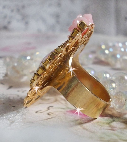 Bague Bouquet Valentine, cabochon avec des roses strass&eacute; de cristaux, rose r&eacute;sine sur bague laiton dor&eacute;, &eacute;l&eacute;gance pour un style vintage