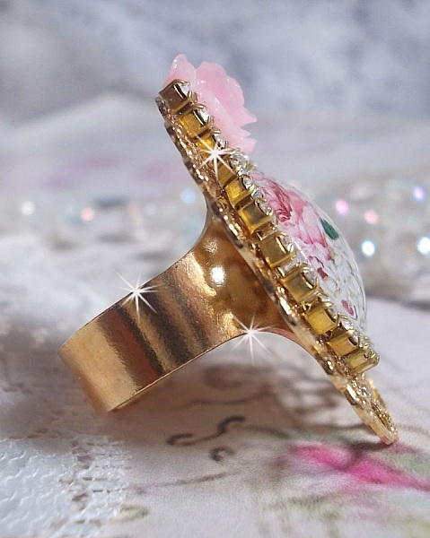 Bague Bouquet Valentine, cabochon avec des roses strass&eacute; de cristaux, rose r&eacute;sine sur bague laiton dor&eacute;, &eacute;l&eacute;gance pour un style vintage