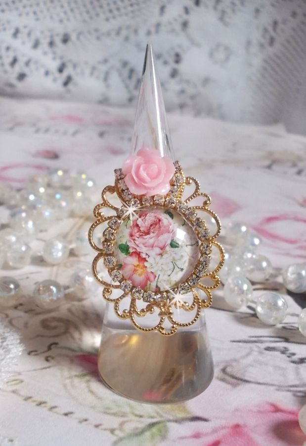 Bague Bouquet Valentine, cabochon avec des roses strass&eacute; de cristaux, rose r&eacute;sine sur bague laiton dor&eacute;, &eacute;l&eacute;gance pour un style vintage