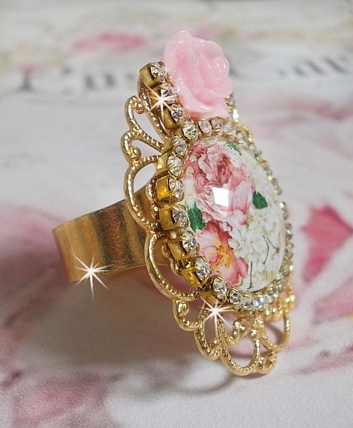 Bague Bouquet Valentine, cabochon avec des roses strass&eacute; de cristaux, rose r&eacute;sine sur bague laiton dor&eacute;, &eacute;l&eacute;gance pour un style vintage