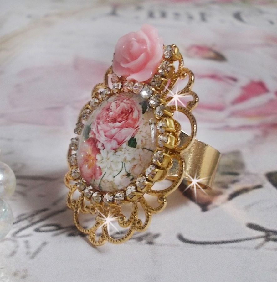 Bague Bouquet Valentine, cabochon avec des roses strass&eacute; de cristaux, rose r&eacute;sine sur bague laiton dor&eacute;, &eacute;l&eacute;gance pour un style vintage