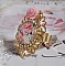 Bague Bouquet Valentine, cabochon avec des roses strass&eacute; de cristaux, rose r&eacute;sine sur bague laiton dor&eacute;, &eacute;l&eacute;gance pour un style vintage
