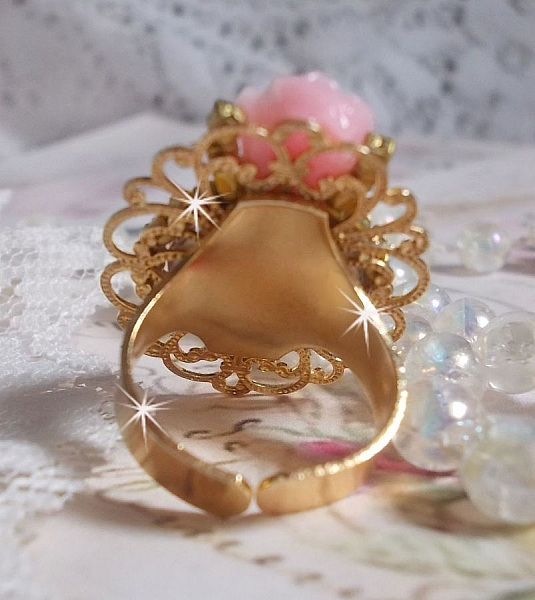 Bague Bouquet Valentine, cabochon avec des roses strass&eacute; de cristaux, rose r&eacute;sine sur bague laiton dor&eacute;, &eacute;l&eacute;gance pour un style vintage