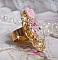 Bague Bouquet Valentine, cabochon avec des roses strass&eacute; de cristaux, rose r&eacute;sine sur bague laiton dor&eacute;, &eacute;l&eacute;gance pour un style vintage