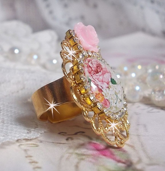 Bague Bouquet Valentine, cabochon avec des roses strass&eacute; de cristaux, rose r&eacute;sine sur bague laiton dor&eacute;, &eacute;l&eacute;gance pour un style vintage