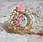 Bague Bouquet Valentine, cabochon avec des roses strass&eacute; de cristaux, rose r&eacute;sine sur bague laiton dor&eacute;, &eacute;l&eacute;gance pour un style vintage