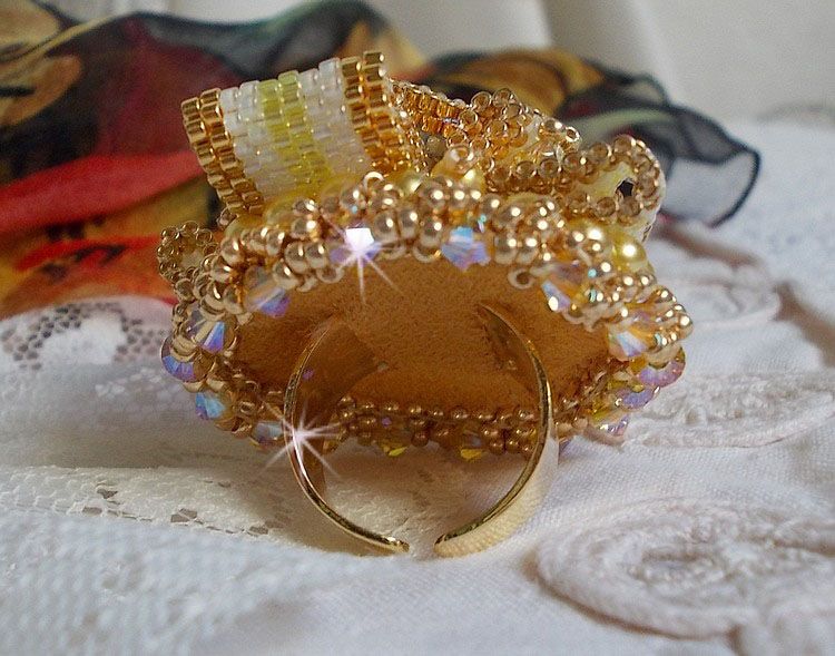 Bague Sunflower Gold brod&eacute;e d&rsquo;un ruban que j&rsquo;ai mis en forme avec des rocailles plaqu&eacute;es or 24 carats, perles nacr&eacute;es en cristal, toupies, perle ronde nacr&eacute;e. Le tout est mont&eacute; sur une bague Dor&eacute;e