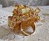 Bague Sunflower Gold brod&eacute;e d&rsquo;un ruban que j&rsquo;ai mis en forme avec des rocailles plaqu&eacute;es or 24 carats, perles nacr&eacute;es en cristal, toupies, perle ronde nacr&eacute;e. Le tout est mont&eacute; sur une bague Dor&eacute;e