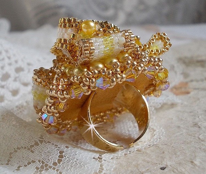 Bague Sunflower Gold brod&eacute;e d&rsquo;un ruban que j&rsquo;ai mis en forme avec des rocailles plaqu&eacute;es or 24 carats, perles nacr&eacute;es en cristal, toupies, perle ronde nacr&eacute;e. Le tout est mont&eacute; sur une bague Dor&eacute;e