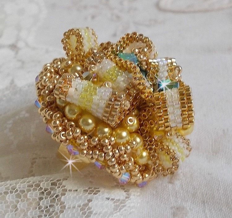 Bague Sunflower Gold brod&eacute;e d&rsquo;un ruban que j&rsquo;ai mis en forme avec des rocailles plaqu&eacute;es or 24 carats, perles nacr&eacute;es en cristal, toupies, perle ronde nacr&eacute;e. Le tout est mont&eacute; sur une bague Dor&eacute;e