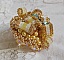 Bague Sunflower Gold brod&eacute;e d&rsquo;un ruban que j&rsquo;ai mis en forme avec des rocailles plaqu&eacute;es or 24 carats, perles nacr&eacute;es en cristal, toupies, perle ronde nacr&eacute;e. Le tout est mont&eacute; sur une bague Dor&eacute;e