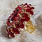 Bague Rubis brod&eacute;e avec un cabochon rectangulaire Ruby, orn&eacute;e de chatons mont&eacute;s en Cristal avec des perles rondes nacr&eacute;es en verre Ivoire, rocailles Dor&eacute;es, des toupies Cristal AB et Burgundy.
