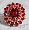 Bague Rubis brod&eacute;e avec un cabochon rectangulaire Ruby, orn&eacute;e de chatons mont&eacute;s en Cristal avec des perles rondes nacr&eacute;es en verre Ivoire, rocailles Dor&eacute;es, des toupies Cristal AB et Burgundy.