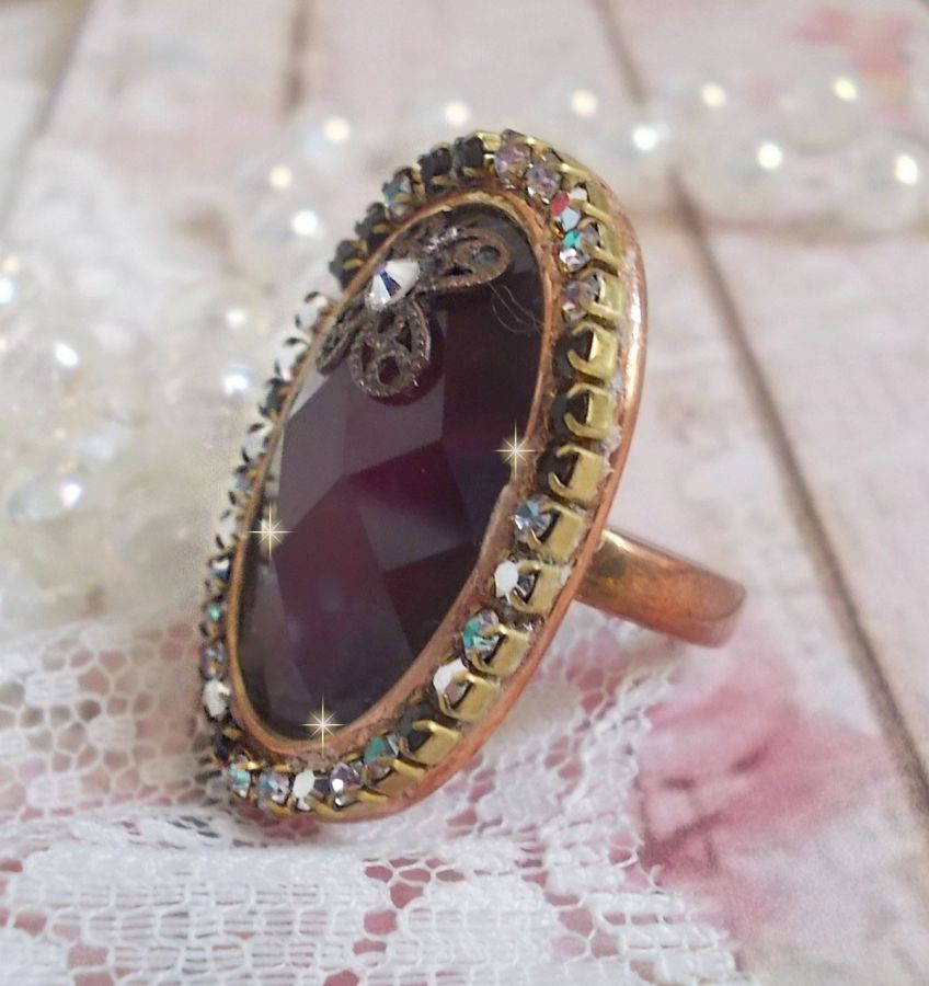 Bague chic burgundy ovale, cabochon verre purple strass&eacute; de cristaux color&eacute;s, estampe, support bague laiton, une &eacute;poque baroque