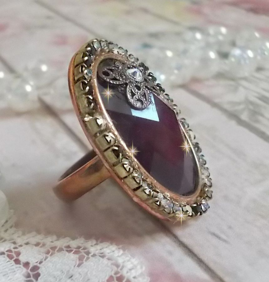 Bague chic burgundy ovale, cabochon verre purple strass&eacute; de cristaux color&eacute;s, estampe, support bague laiton, une &eacute;poque baroque