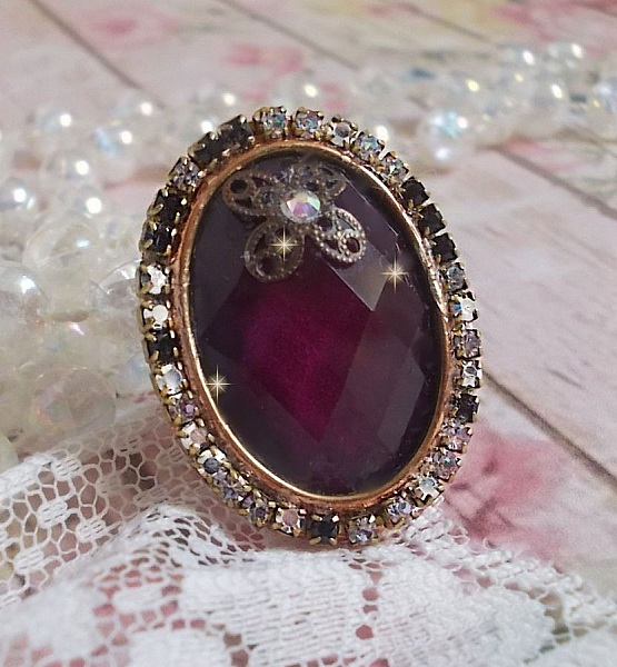 Bague chic burgundy ovale, cabochon verre purple strass&eacute; de cristaux color&eacute;s, estampe, support bague laiton, une &eacute;poque baroque