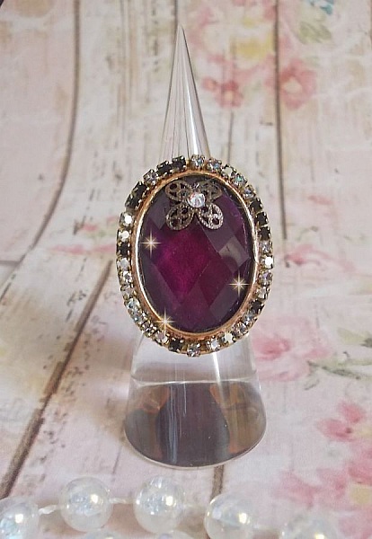 Bague chic burgundy ovale, cabochon verre purple strass&eacute; de cristaux color&eacute;s, estampe, support bague laiton, une &eacute;poque baroque