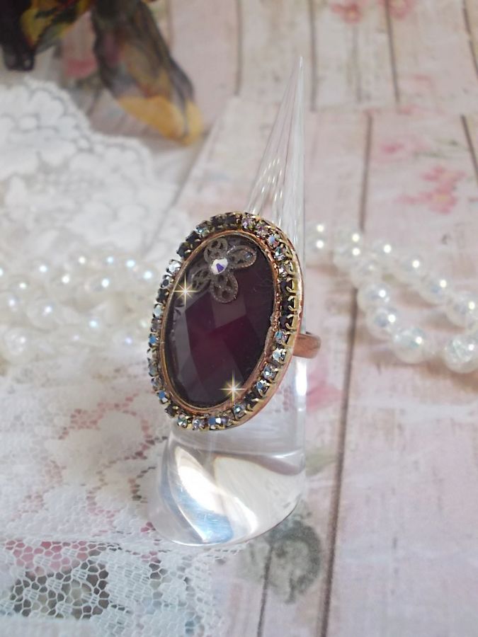 Bague chic burgundy ovale, cabochon verre purple strass&eacute; de cristaux color&eacute;s, estampe, support bague laiton, une &eacute;poque baroque