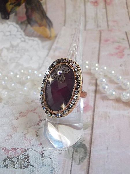 Bague chic burgundy ovale, cabochon verre purple strass&eacute; de cristaux color&eacute;s, estampe, support bague laiton, une &eacute;poque baroque